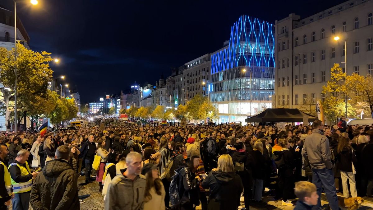 V Praze se sešly tisíce lidí na podporu LGBT+